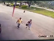 【閲覧注意】飛んできたタイヤが歩行者直撃→吹っ飛ばされる瞬間映像! 「手榴弾並み」の破壊力