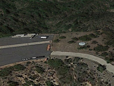 NASA敷地内で「完全なる円盤型UFO」が低空飛行! グーグルアースの衛星写真で発見!