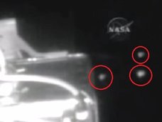 【衝撃動画】5機のUFO集団がISSに超接近、ノロノロ飛行! カメラに向かって超大胆な存在アピール