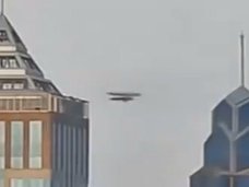 UFO? 新型スパイドローン? ビル街を飛ぶ“寄り添いUFO”の形状に専門家も「見たことない!」=インド