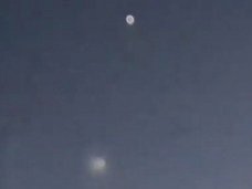 【これぞガチUFO、住民大興奮】「煙の塊を吐く謎すぎる発光体」がクウェート上空に出現! 複数撮影される!