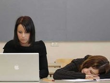 朝が辛い生徒達のために授業開始を遅くする学校が登場!?