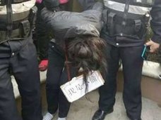 狂気の時代へ逆戻り!? ドロボー女が“人民裁判スタイル”で晒し刑に