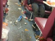 マナー向上は幻想!? 列車内でもポイ捨てしまくる中国人に「ウ○コがないだけマシ」の声も……