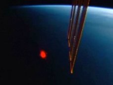 【衝撃動画】国際宇宙ステーションが謎の“赤い閃光”を激撮! 「宇宙生命体」か「レッドスプライト」か、議論紛糾!