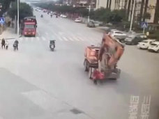 【閲覧注意】祖母と孫をぺしゃんこに潰した掘削機! 迷わず“轢き逃げ”、中国道路交通事情のリアル