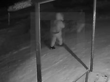 【閲覧注意・極寒の狂人】ロシアの通り魔が想像以上だった…! いきなり少年の首・顔を狂ったようにメッタ刺しする瞬間