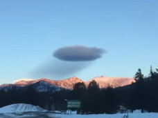 【衝撃】「雲を飲み込む/吐いてる」UFOが激写される! 専門家は100%宇宙人製と断言!
