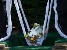 うつ病への関心向上を求めて男性が生き埋めに!?