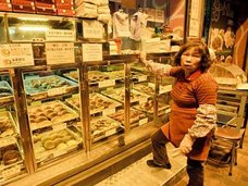 中国で急成長する使用済み下着市場 内職おばちゃんが大量生産してた!?