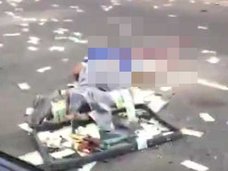 【閲覧注意・人間の本性】事故で倒れた流血男の周囲に“現金3千万円”が散乱! → 群集は男に目もくれず金をかき集める=ベネズエラ