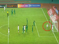 サッカー・セネガル代表選手がピッチ上で黒魔術「ジュジュ」を使用する衝撃映像! W杯で日本代表も呪われる可能性大!