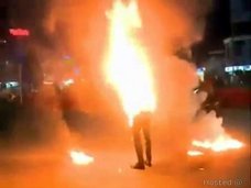 【閲覧注意】壮絶すぎる“焼身自殺失敗”の決定的瞬間! 燃えまくった後、トンでもない姿で鎮火するまで=インド