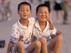 ライターで火あぶり…中国農村で叔父夫婦が8年間、男児を壮絶虐待!