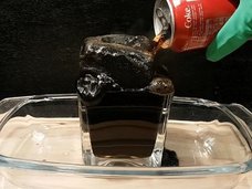 コーラと「胃液」を混ぜるとどうなる? 真っ黒な塊が暴れまくる実験動画が話題、果たして——
