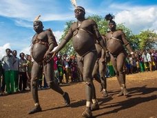 伝説的デブになるために“セックスを絶ち、血を飲みまくる”! エチオピアの奇祭「裸メタボ祭り」で今年もデブ・オブ・ザ・イヤーが選出される