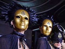 男女100人余りが組んずほぐれつ! ハリウッドセレブ御用達「高級パーティー」とは?