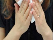 ほつれた縫合糸が皮下から大量に……! 整形手術後1カ月で鼻が崩壊した女性