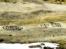 中国人観光客がアイスランドの領有権を主張!? 地元民の聖地に巨大な置き石