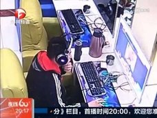 ネットカフェでAV見てたらムラムラ! 辛抱タマらず、女性店員に……!?