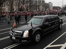 【徹底解説】トランプ専用車「ビースト」が無敵すぎる! 化学兵器や爆弾にも負けない“走る最高司令室”のスペックとは?
