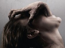 一家惨殺、陰部切り裂き、人皮家具…! 現実に起きた猟奇的事件を基に製作された激ヤバ恐怖映画5選