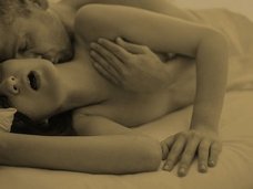 奇習! 新婚夫婦が互いの両親にSEXを披露する「ありえない初夜」の伝統とは!? 失敗すれば義父母が“代打”、親子入り乱れて…=福井県