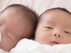 「やけどしたらお湯に浸かれ」「アトピー性皮膚炎にはしょうゆ」トンデモ育児法が炎上!