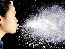 くしゃみの病原菌は最大4mブッ飛び、45分間空中を漂うことが判明! おっさんの“ノーガードくしゃみ”は無差別暴力に値する!(最新研究)