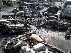 【閲覧注意】150人が一瞬で焼死! 大型トラック横転→石油を盗もうと地元住民押し寄せる→引火爆発、黒焦げ死体の山に=パキスタン