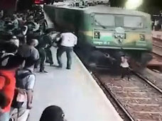 【閲覧注意】ベストアングルで撮影された電車の人身事故!! 線路を一直線に猛ダッシュする女、車両と激突した瞬間…!=インド