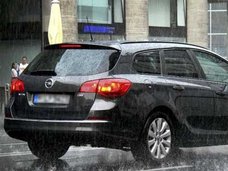 時速70キロ以上で走行中の車内でカップルの情事が目撃される