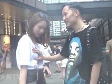 その手があったか! 中国版ユーチューバー、手品を口実に美女たちのおっぱいをモミモミ