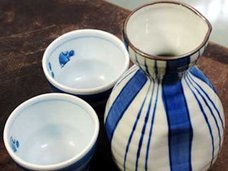 便秘に悩む中国人が、またまたアナルに異物挿入! 今度は直径約5cmの徳利を……