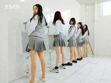 男子トイレに侵入し、ミニスカで立ちション! 女子大生の悪ふざけ卒業写真に批判集まる