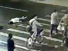 衝撃映像! 公衆の面前で車にはねられるも放置された女性、再びひかれて死亡……