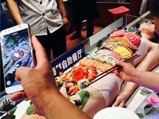 「女体盛り」海鮮レストランでご乱行! 客がお箸で女性器をつまみ……