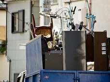 街で見かける謎のトラック「不用品回収業者」はなぜ潰れないのか? 誰も知らない稼ぎのカラクリと現状とは?