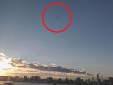 東京湾に現れた驚異の「紡錘形UFO」を激写! ダークグレイ金属質の不思議な形状に驚愕・徹底検証!