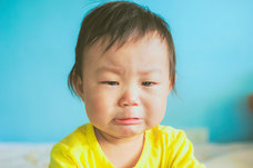 全裸の子どもを縄につないで、市中引き回し……実の親による“壮絶虐待”映像が相次いで流出中