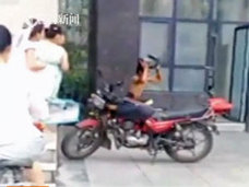 屈辱感ハンパなし! 電動バイク部品の窃盗犯に「裸スクワットの刑」