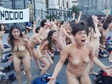 フェミニズム団体の女性120人が全裸で一斉に吠えまくる衝撃動画! 世界で多発する「フェミサイド(女性殺し)」への怒りとは?=アルゼンチン