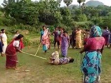子どもを犯された母親がブチ切れ、極悪ペド男をメッタ打ち! “レイプ大国”インドの私刑がハンパない