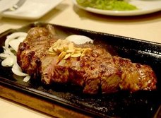 「いきなり!ステーキ」の“使い捨て紙エプロン”がNYで大流行! 「売ってほしい」「3ドル払う」ニューヨーカーが懇願する理由とは?