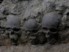 【ガチ】メキシコで頭蓋骨を固めて作った「スカル・タワー(6m)」が発掘される! アステカ文明の生贄文化の犠牲者か!?