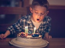 【ショック】誕生日ケーキのろうそくを吹き消すと、細菌が最大12000%増加することが判明! 串カツの二度づけはもっと不潔!!