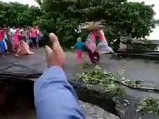 【閲覧注意】豪雨で橋が崩落、渡っていた家族が濁流に飲み込まれる決定的瞬間! 死を傍観することしかできない圧倒的無力感=インド