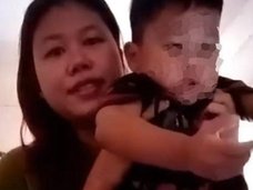 【閲覧注意】子どもの殺害未遂を実演する鬼畜母の超・胸クソ映像!! 浮気夫にブチ切れた女、ヤバすぎる凶行の一部始終=タイ