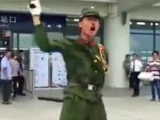 日本の軍服を着た中国人ユーチューバー 怒れる群衆に袋叩きされた上、「公共の秩序」乱した罪で逮捕
