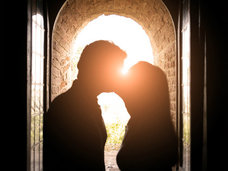 なぜ人はキスのとき「右」に頭を傾けるのか? 世界中で同様の結果が判明!